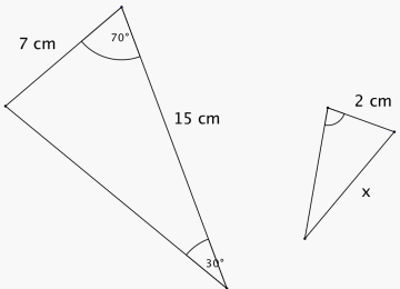 Trekanten til venstre har 70 graders vinkel og 30 graders vinkel. Lengste siden er 15 cm lang og den korteste er 7 cm. Den minste trekanten har den korteste siden 2 cm lang og den lengste siden er x.